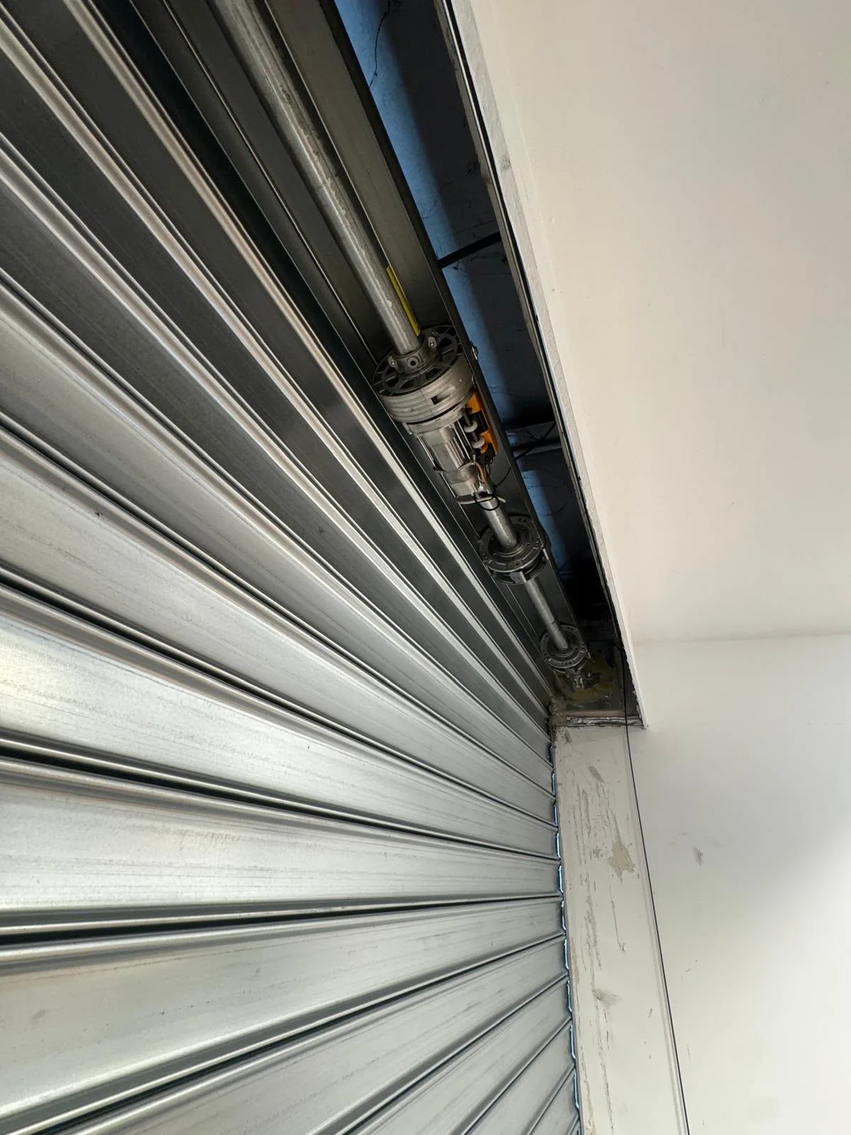 Motorisation de rideau métallique à Paris 9